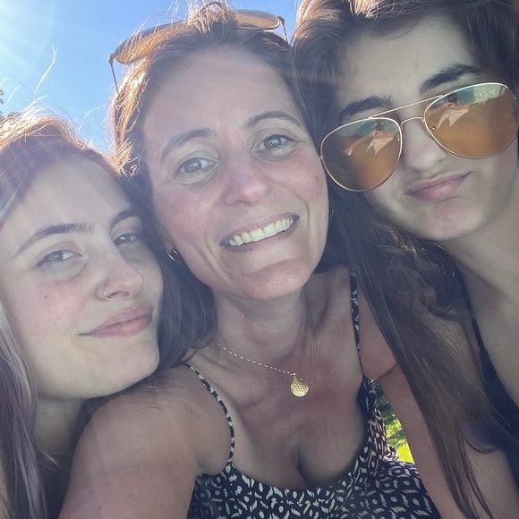 Meet your Posher, Jennifer - Picture 2 of 3